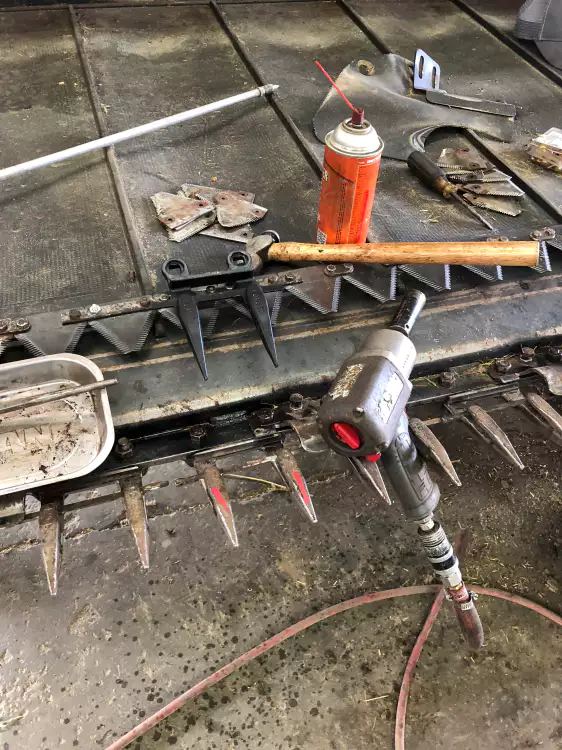 Agricultural spare parts Hold down clip protector H127801 H129024 Z32690 AH218547 for John Deere, CLAAS, CNH