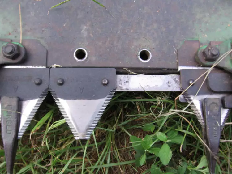 knife guard for combine harvester